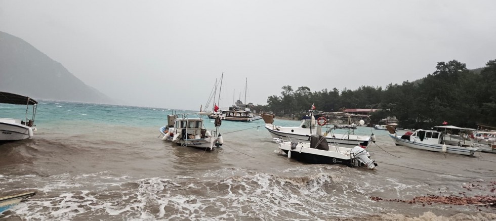 Akbük’te Şiddetli Lodos Balıkçı Barınağını Vurdu