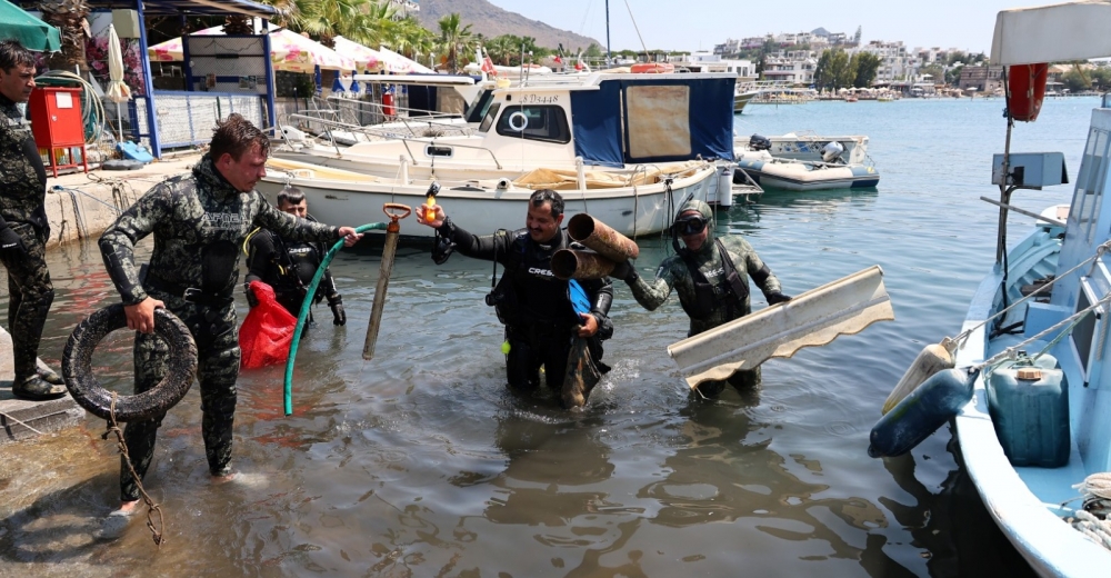Akyarlar’da Deniz Dibi Temizliği  Bodrum Belediyesi tarafından “Denize En Çok MAVİ Yakışır” sloganıyla on bir yıldır düzenlenen Deniz Dibi Temizliğinin beşinci etabı Akyarlar Mahallesinde gerçekleşti. Bodrum’un denizi ve eşsiz koylarını atıklardan arındır