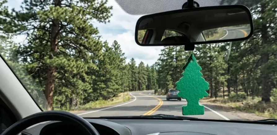 DİKİZ AYNASINA KOKU ASMAK YASAK MI? İŞTE 2026 GERÇEĞİ