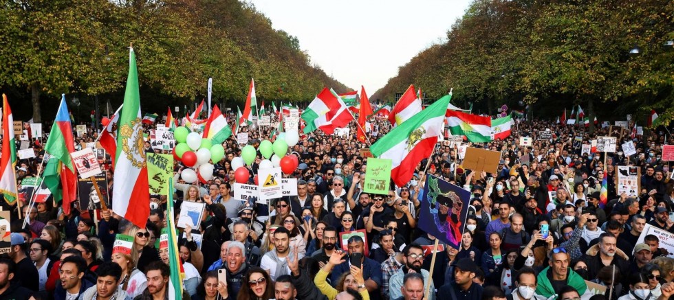 İran’da Protestolar Yayılıyor: Binlerce Kişi Sokakta, İnternet Kesildi