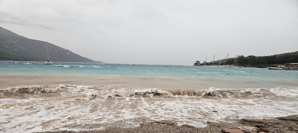 Akbük’te Şiddetli Lodos Balıkçı Barınağını Vurdu