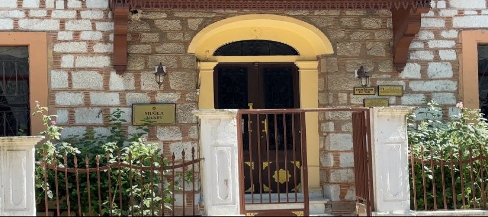 BÜYÜKŞEHİR, MUĞLA VAKFI’NIN KİRACI OLDUĞU BİNAYI ALDI, TAHLİYE GÖNDERDİ