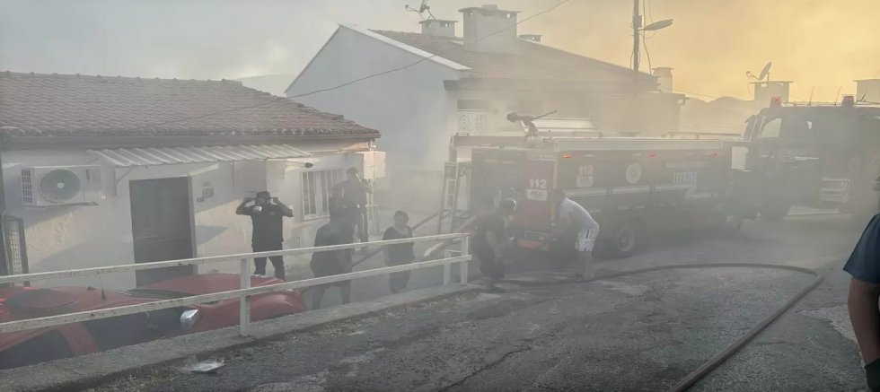 Mahalleli Zincir Oluşturup Yangına Müdahale Etti: 2 Kişi Hastaneye Kaldırıldı