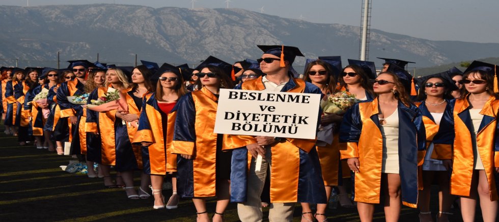  Sağlık Bilimleri Fakültesi’nde Mezuniyet Heyecanı 