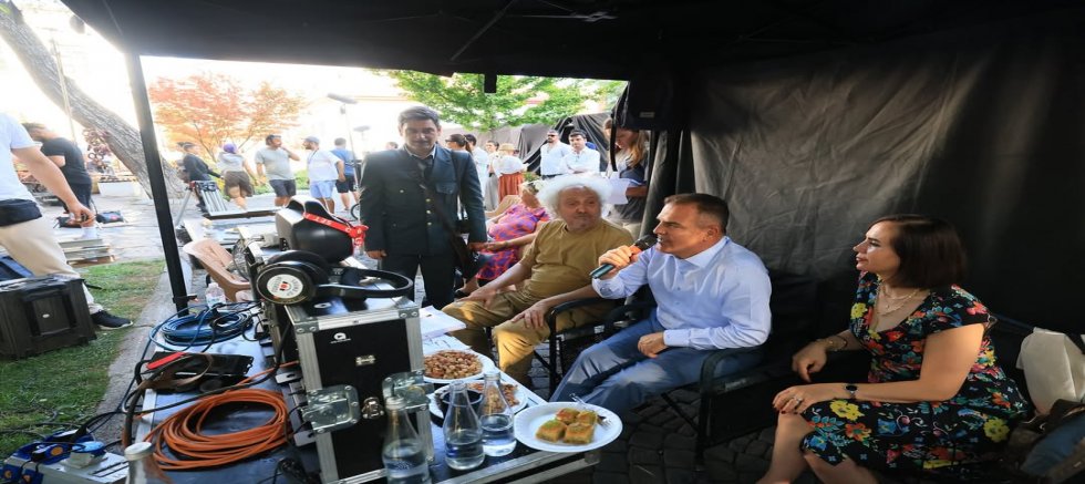 Vali Akbıyık “Bak Postacı Geliyor” Filminin Setinde