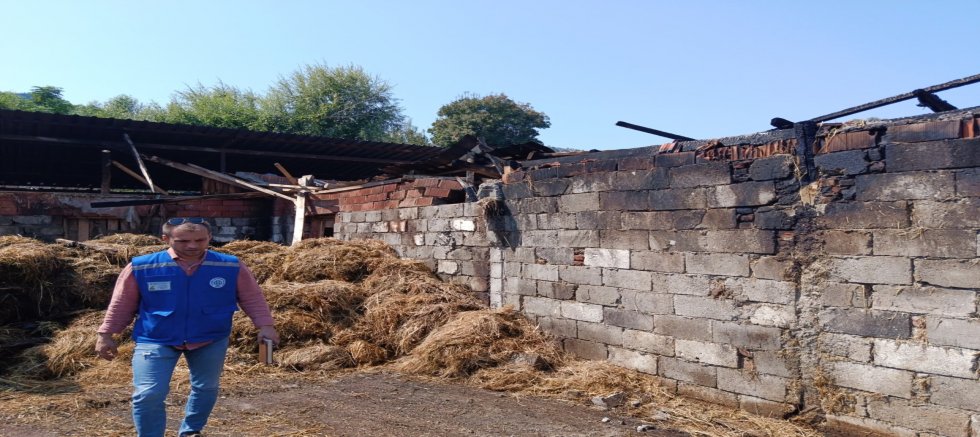 Yangında 500 Balya Kül Oldu Büyükşehir Üreticinin Yardımına Koştu