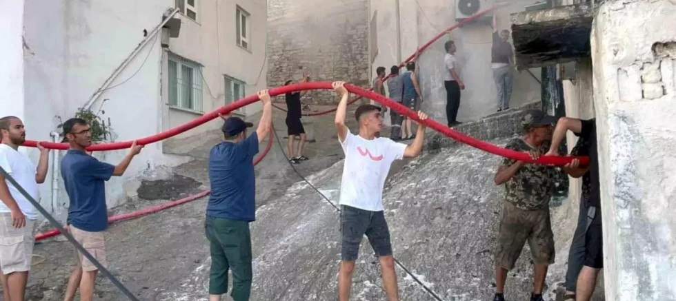 Mahalleli Zincir Oluşturup Yangına Müdahale Etti: 2 Kişi Hastaneye Kaldırıldı
