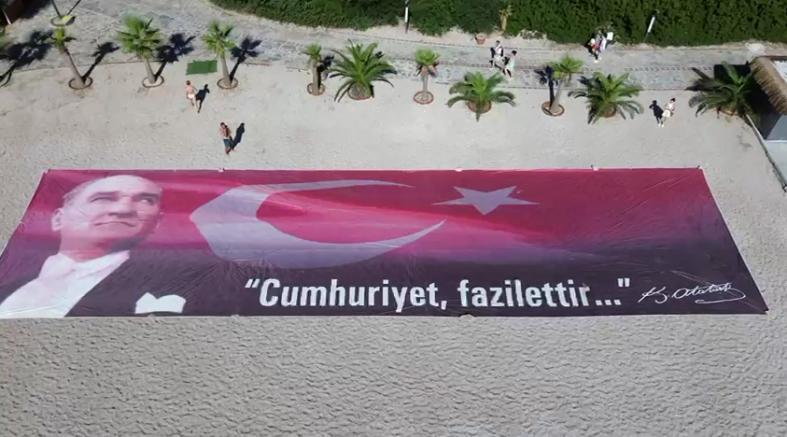 Ölüdeniz’de Cumhuriyetin 102. Yılına Özel Dev Bayrak