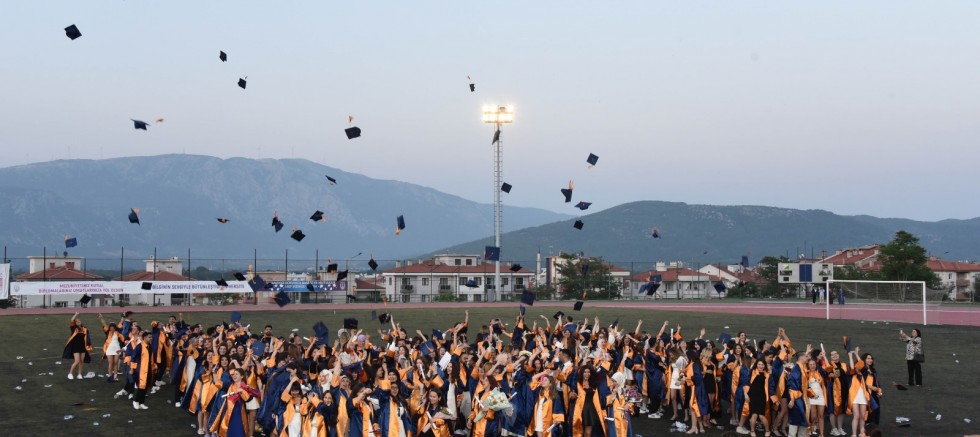  Sağlık Bilimleri Fakültesi’nde Mezuniyet Heyecanı 
