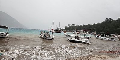 Akbük’te Şiddetli Lodos Balıkçı Barınağını Vurdu