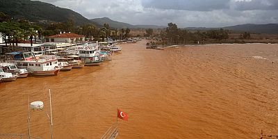 Akyaka’da Sağanak Sonrası Deniz Kahverengiye Büründü