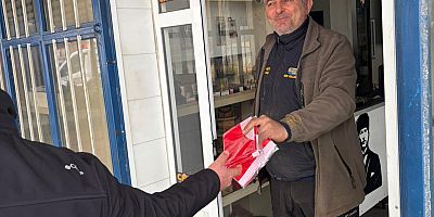 Büyükşehir Türk Bayrağı Dağıtarak Dayanışma Mesajı Verdi