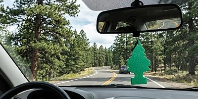 DİKİZ AYNASINA KOKU ASMAK YASAK MI? İŞTE 2026 GERÇEĞİ