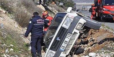 Hastane Önünde Otomobil Yan Yattı: 1 Yaralı