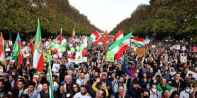 İran’da Protestolar Yayılıyor: Binlerce Kişi Sokakta, İnternet Kesildi