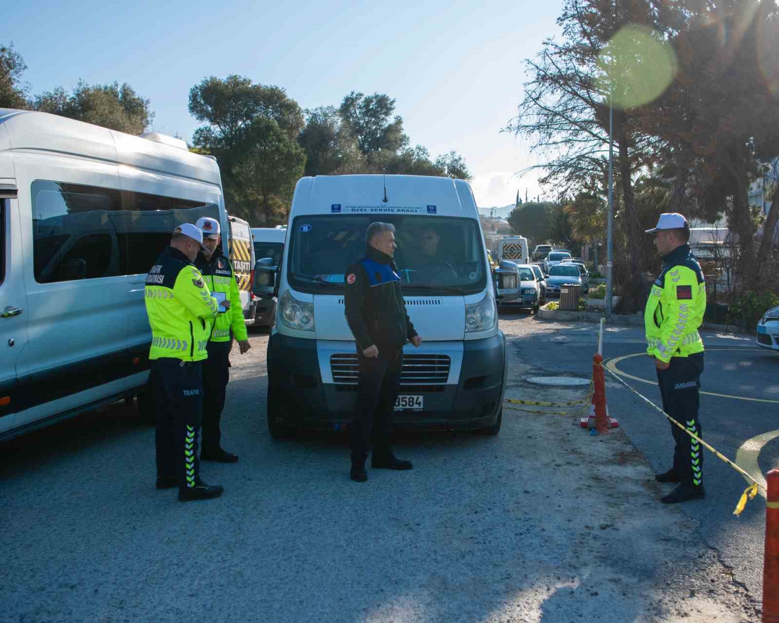 Kuşadası’Nda Okul Servisleri Denetimden Geçti