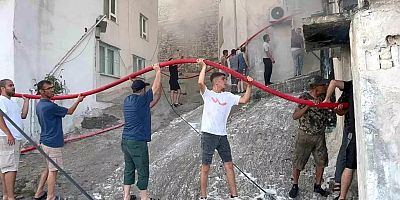 Mahalleli Zincir Oluşturup Yangına Müdahale Etti: 2 Kişi Hastaneye Kaldırıldı