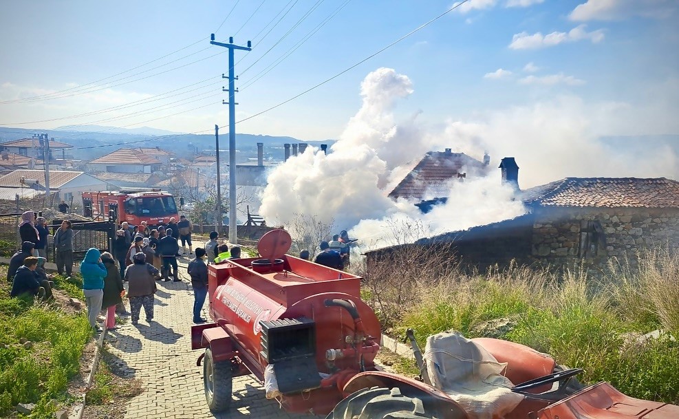 Seferihisar’Daki Yangın, İtfaiye Ve Mahallelinin Yardımlaşmasıyla Söndürüldü