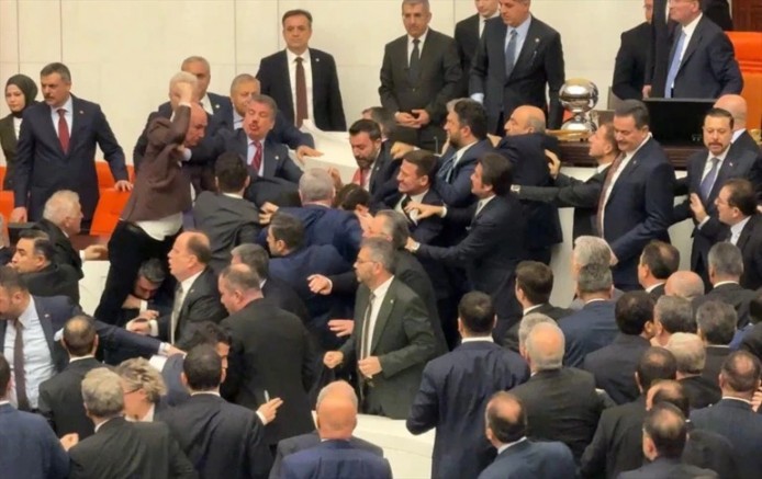 TBMM’de Yemin Öncesi Gerginlik: Vekiller Arasında Kavga