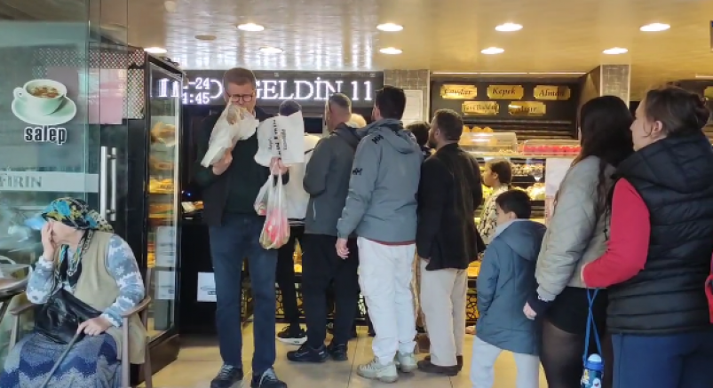 Vefat Eden Esnaflar İçin 5 Bin Ücretsiz Pide ve Ekmek Dağıtıldı