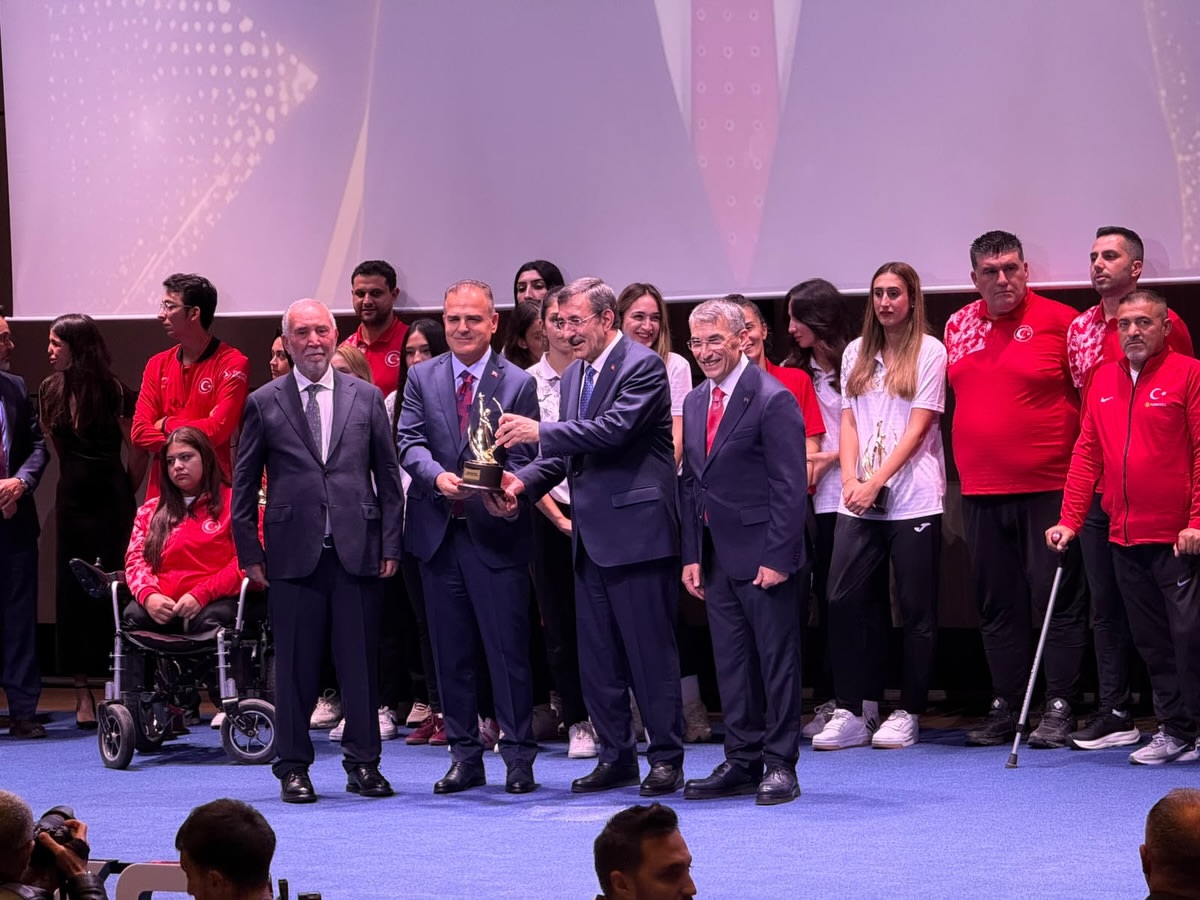 Vali Akbıyık’a “Spora Destek Veren Devlet Adamı” Ödülü