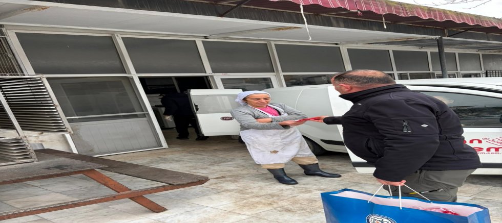 Büyükşehir Türk Bayrağı Dağıtarak Dayanışma Mesajı Verdi